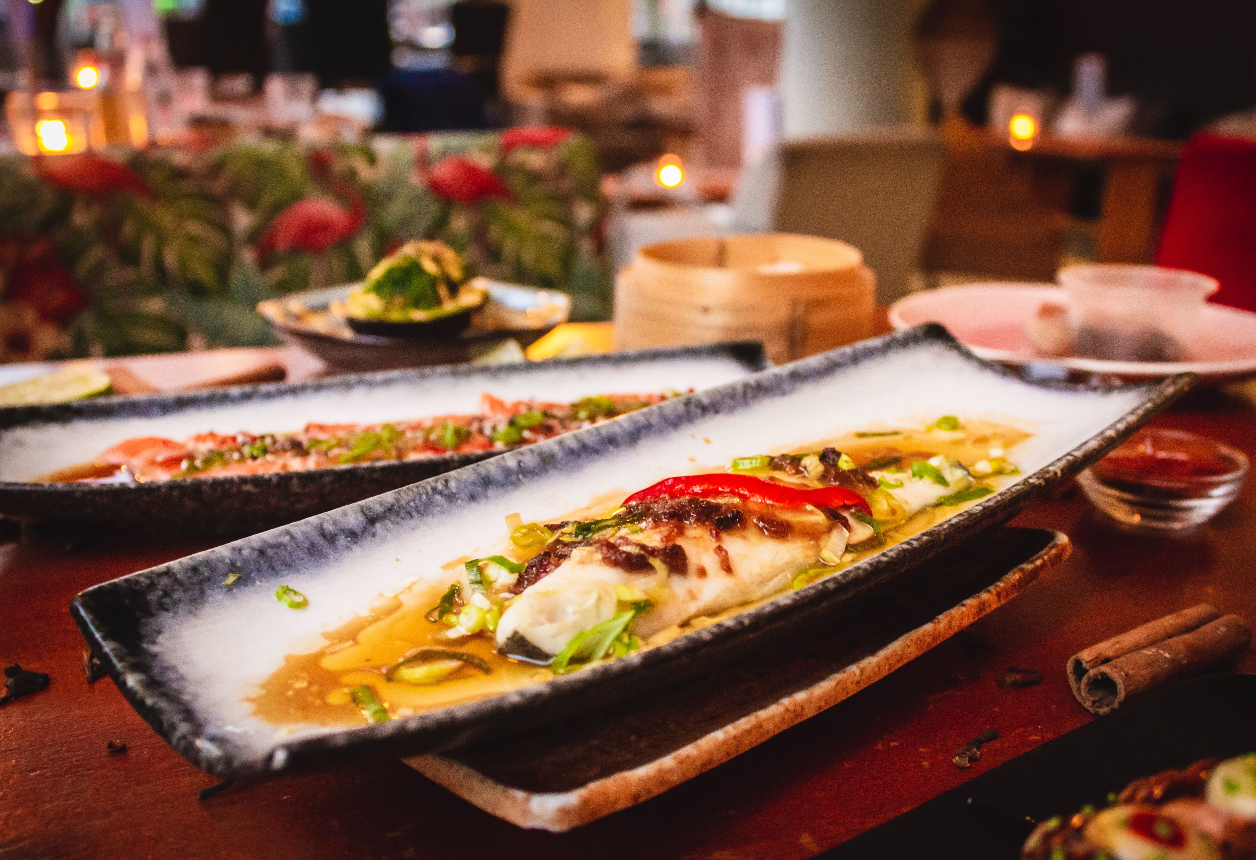 Plat sur longue assiette du restaurant
