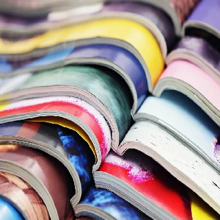 quelques magazines empilés