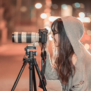 photographe ravie derrière son objectif