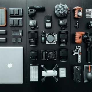 étalage de divers accessoires de photographie