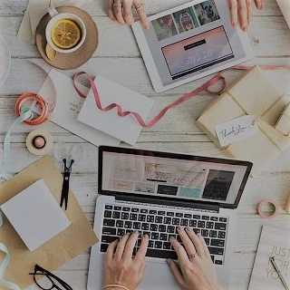 deux personnes naviguant sur internet au milieu de nombreux accessoires de travail manuel