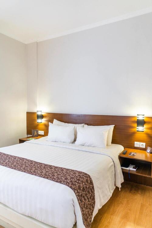 Chambre avec lit double en ambiance très claire