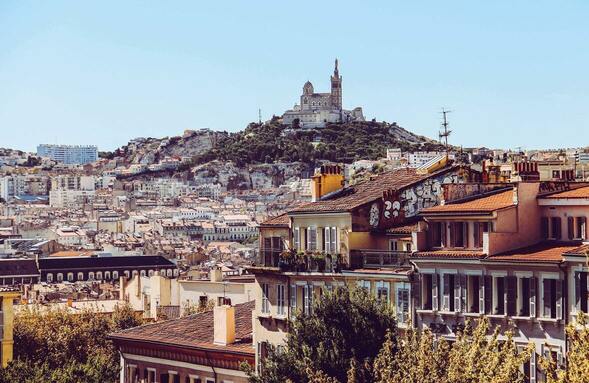 Vue sur Notre-Dame-de-la-Garde depuis le contrebas
