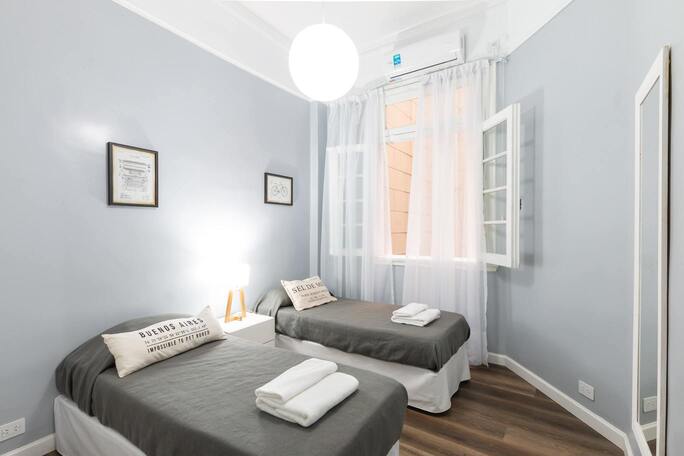 Chambre double spacieuse avec 1 lit 2 personnes et 1 lit 1 personne au ton bleuté