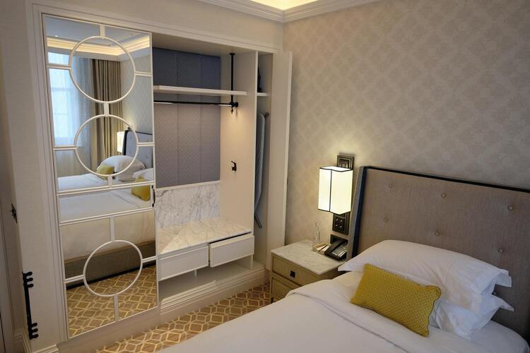 Chambre simple avec large dressing aux tons mauves