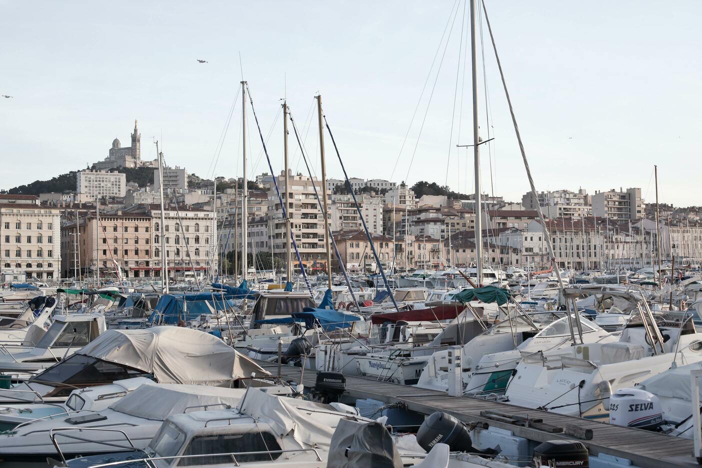 Nombreux bateaux amarrés sur le Vieux Port